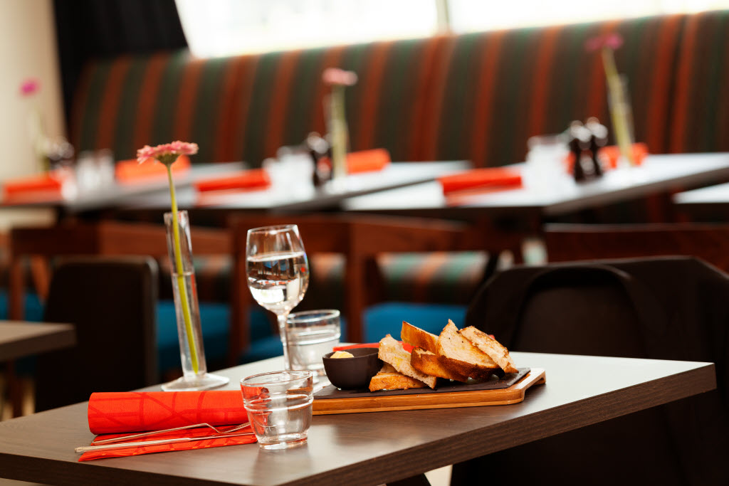 Copyright: Haakon Brox Restaurantbord med glass og bestikk, Scandic Stavanger City